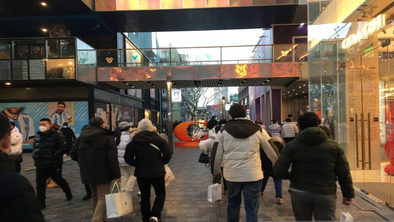 Kawasan perbelanjaan internasional Sanlitun, Beijing, China, dipadati pengunjung pada Minggu (8/1/2023) menjelang perayaan Tahun Baru Imlek. (ANTARA/M. Irfan Ilmie)