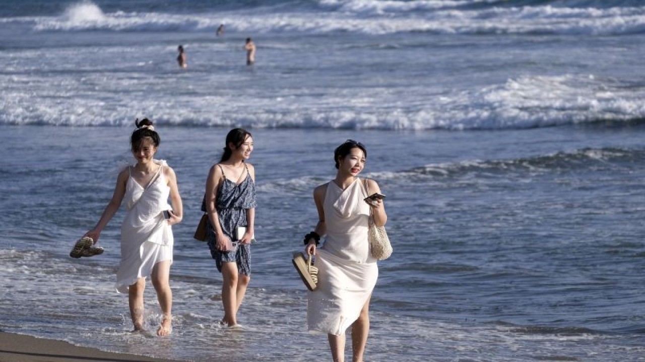 Wisatawan mancanegara menikmati suasana objek wisata Pantai Berawa, Kuta Utara, Badung, Bali, Selasa (10/1/2023). ANTARA FOTO/Nyoman Hendra Wibowo/rwa.