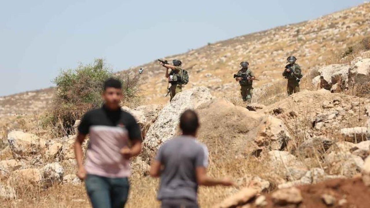 Seorang tentara Israel menembakkan tabung gas air mata ke arah sejumlah pengunjuk rasa Palestina dalam bentrokan di Desa Beit Dajan, sebelah timur Nablus, Tepi Barat, Jumat (29/7/2022). Unjuk rasa tersebut dilakukan untuk menentang perluasan permukiman Yahudi di kawasan itu. (ANTARA FOTO/Xinhua/Ayman Nobani/rwa.)