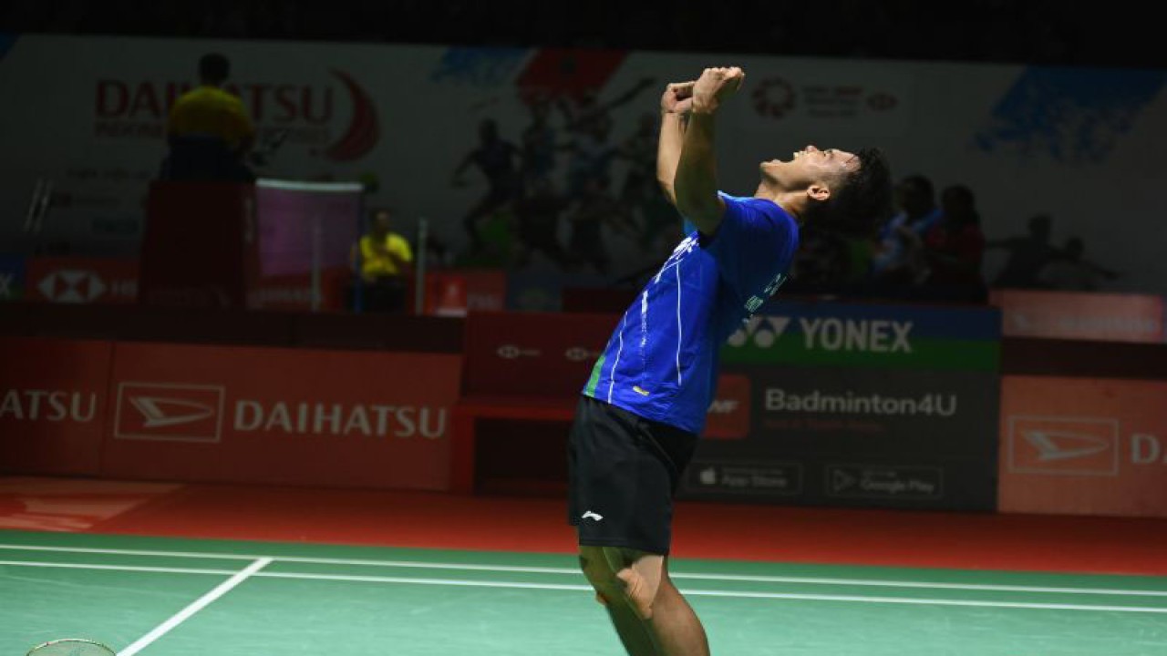Pebulu tangkis tunggal putra Indonesia Christian Adinata mengekspresikan kegembiraannya usai memenangi pertandingan babak kualifikasi turnamen Daihatsu Indonesia Masters 2023 melawan pebulu tangkis tunggal putra Belanda Mark Caljouw di Istora Gelora Bung Karno, Jakarta, Selasa (24/1/2023). ANTARA FOTO/Indrianto Eko Suwarso/aww