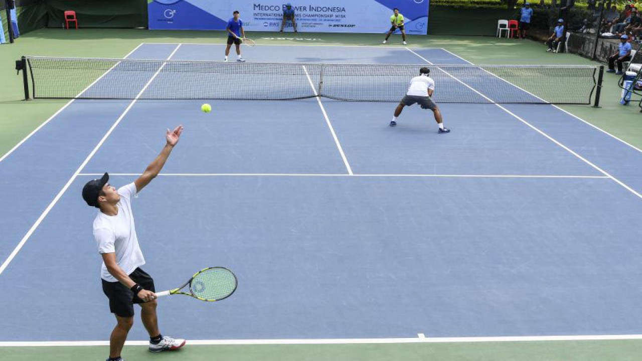 Foto arsip - Petenis ganda putra Indonesia Nathan Anthony Barki (kiri) berdampingan dengan Christoper Rungkat (kanan) melakukan servis ke arah petenis ganda putra Tsung-Hao Huang (Taipei) dan Duckhee Lee (Korea) dalam pertandingan babak Final Kejuaraan Tenis Internasional Medco Power Indonesia di Lapangan Tenis Hotel Sultan, Jakarta, Sabtu (21/1/2023). Christoper Rungkat dan Nathan Anthony Barki menjuarai turnamen tersebut usai mengalahkan Tsung-Hao Huang dan Duckhee Lee dengan skor 6-2 dan 6-4. ANTARA FOTO/M Risyal Hidayat/hp. (ANTARA FOTO/M RISYAL HIDAYAT)