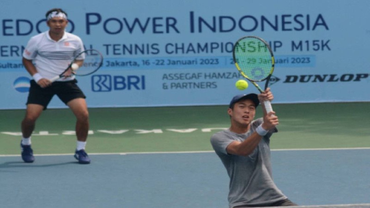 Petenis ganda putra Indonesia Christoper Rungkat (kiri) dan Nathan Anthony Barki (kanan) beraksi dalam babak perempat final Medco Power Indonesia International Tennis Championships di Lapangan Tenis Hotel Sultan, Jakarta, Kamis (19/1/2023) (ANTARA/HO-Tenis Indonesia/Dwi Ari Setyadi)