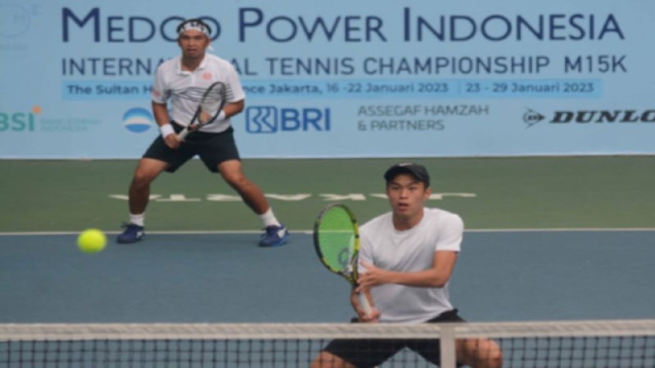 Petenis ganda putra Indonesia Christoper Rungkat (kiri) dan Nathan Anthony Barki (kanan) beraksi dalam babak semifinal Medco Power Indonesia International Tennis Championships di Lapangan Tenis Hotel Sultan, Jakarta, Jumat (20/1/2023) (ANTARA/HO-Tenis Indonesia/Dwi Ari Setyadi)