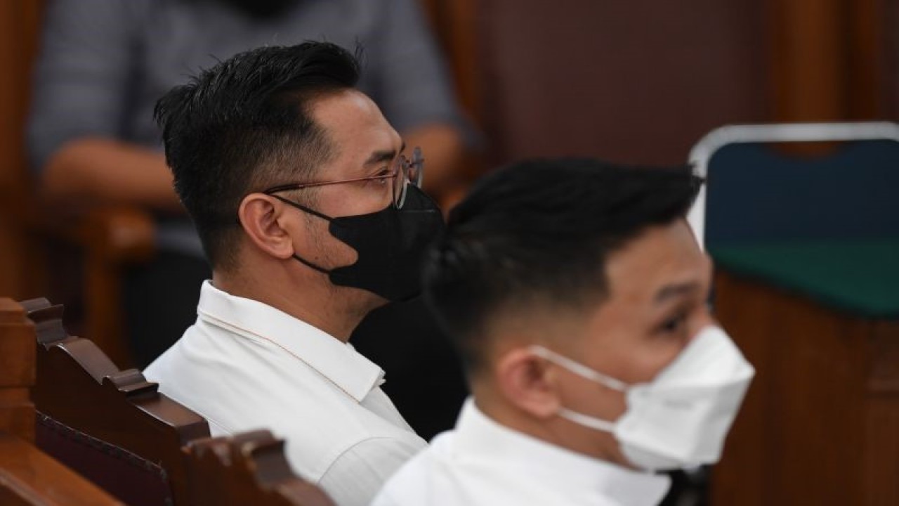 Saksi yang juga merupakan terdakwa dalam kasus dugaan perintangan penyidikan pembunuhan Brigadir Yosua, Chuck Putranto (kanan) dan Irfan Widyanto (kiri) mengikuti sidang lanjutan dengan terdakwa Arif Rachman Arifin di PN Jakarta Selatan, Jakarta, Kamis (12/1/2023). (ANTARA FOTO/Akbar Nugroho Gumay/nz)