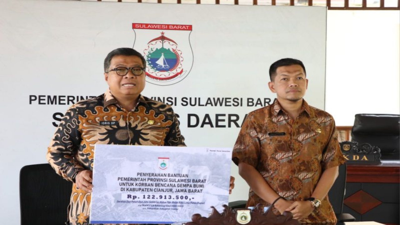 Sekretaris Provinsi Sulbar Muhammad Idris (kiri) pada penyerahan secara virtual bantuan hasil donasi ASN dan PTT lingkup Sekretariat Provinsi Sulbar kepada warga korban gempa bumi di Kabupaten Cianjur Jawa Barat, Kamis (5/1).