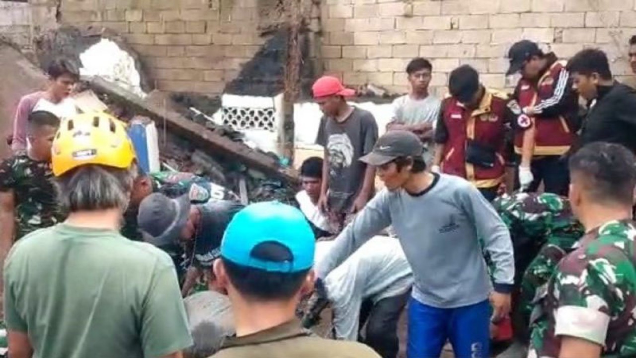 Warga Desa Benjod, Kecamatan Cugenang, Cianjur, Jawa Barat, bersama Satuan Tugas Penanganan Gempa, sempat kesulitan mengevakuasi jasad korban yang tertimpa bangunan rumah. (ANTARA/Ahmad Fikri).