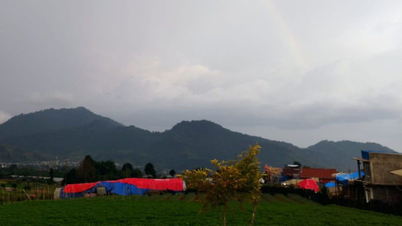 Warga di Desa Ciputri, Kecamatan Pacet, Cianjur, Jawa Barat, bertahan di dalam tenda karena gempa susulan yang dirasakan sejak dua hari terakhir cukup kencang yang sebelumnya terdengar suara gemuruh.(ANTARA/Ahmad Fikri). (Ahmad Fikri)