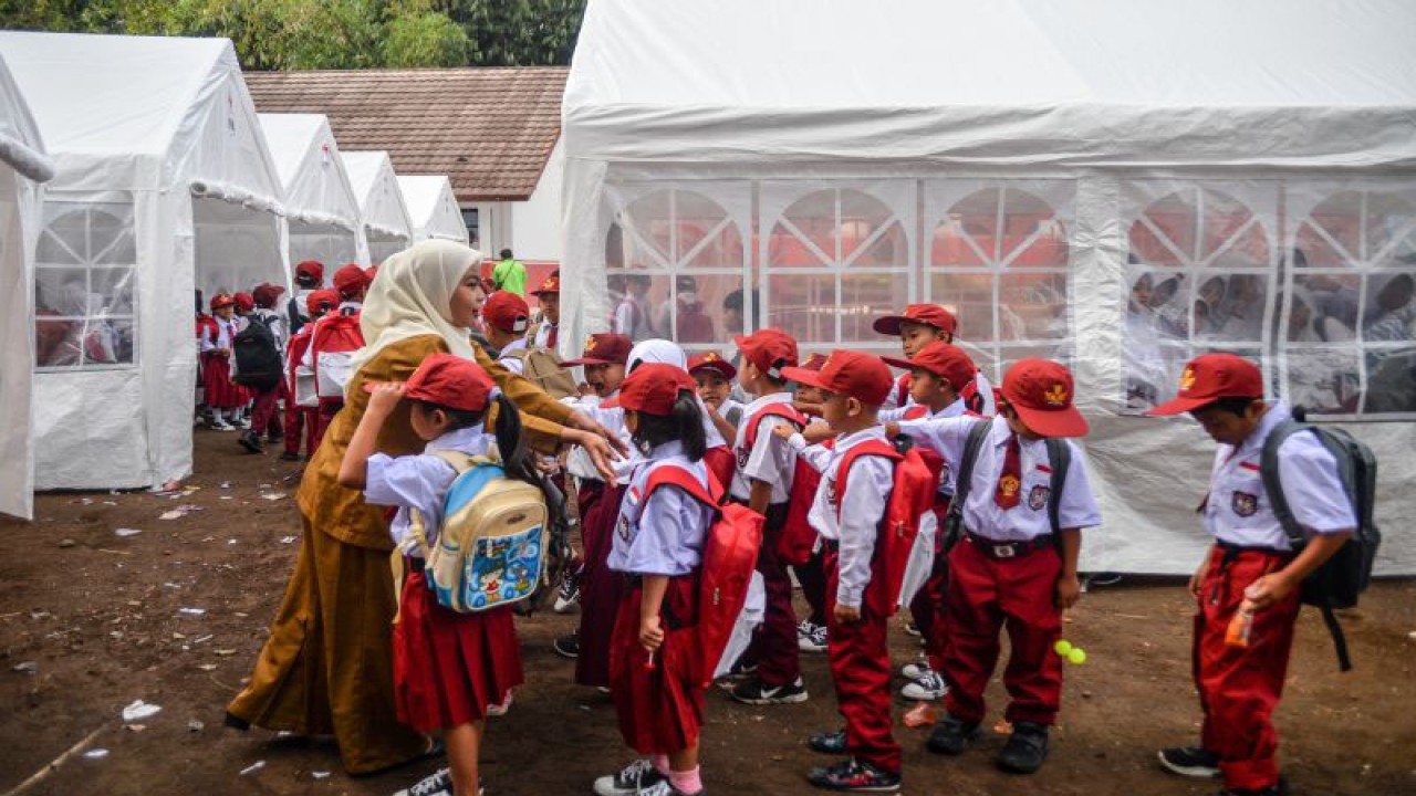 Ilustrasi - Sejumlah anak baris berbaris sebelum memasuki tenda sekolah darurat di SDN Citamiang, Sarongge, Kabupaten Cianjur, Jawa Barat, Senin (9/1/2023). Sebanyak 262 siswa melaksanakan kegiatan belajar mengajar di dalam tenda darurat bantuan PMI Kabupaten Cianjur karena ruang kelas sekolah tersebut rusak akibat gempa Cianjur. ANTARA FOTO/Raisan Al Farisi/foc.