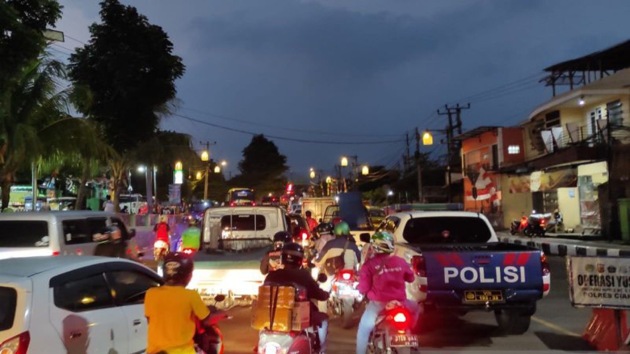Ganjil genap diterapkan Polres Cianjur, Jawa Barat mulai dari Bundaran Tugu Lampu Gentur-By Pass, Cianjur, saat libur panjang Hari Raya Imlek. ANTARA/Ahmad Fikri