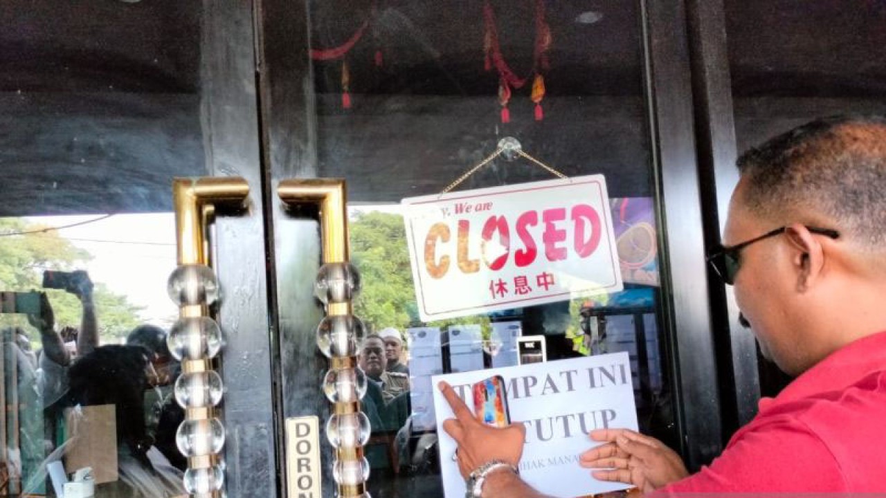 Warga menutup paksa aktivitas tempat usaha The Sky Restaurant and Bistro di Ruko Trivium, Jalan Kemang Raya Nomor 32 Lippo Cikarang, Senin. (ANTARA/Pradita Kurniawan Syah)