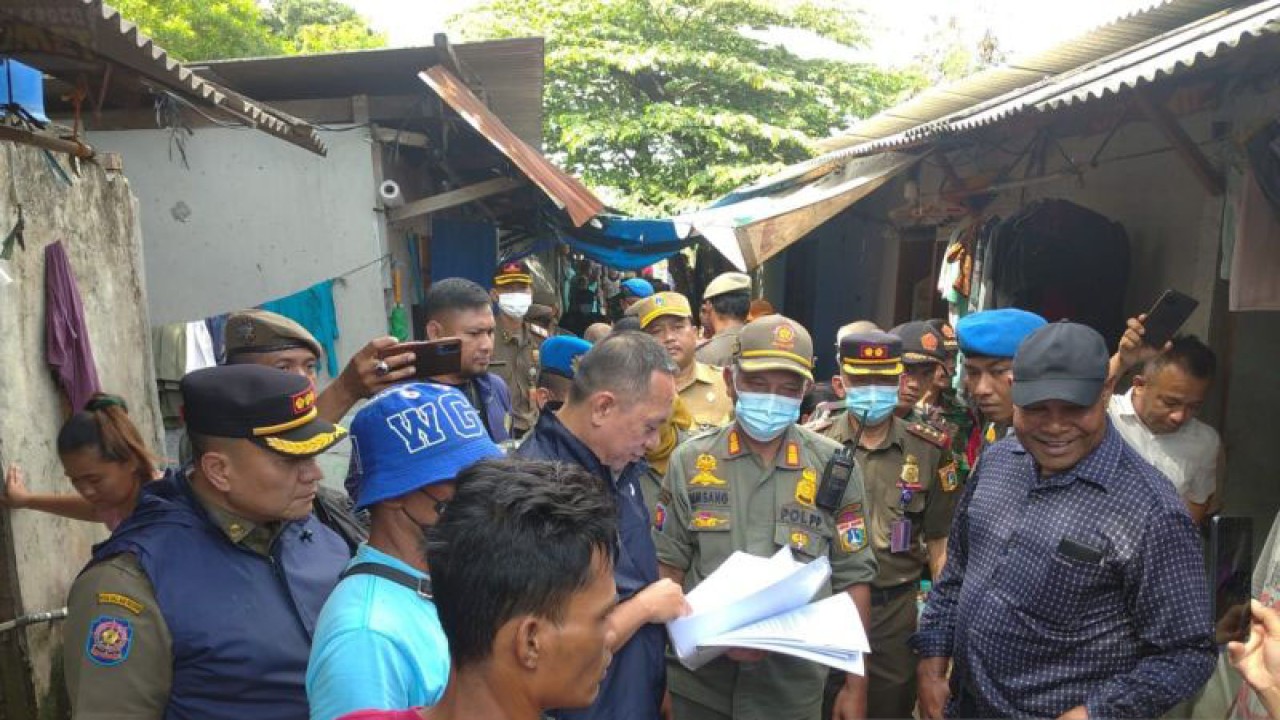 Petugas gabungan melayangkan surat peringatan kedua penertiban bangunan di bantaran Kali Ciliwung, Jakarta, Senin (9/1/2023). ANTARA/HO-Satpol PP Jakarta Timur