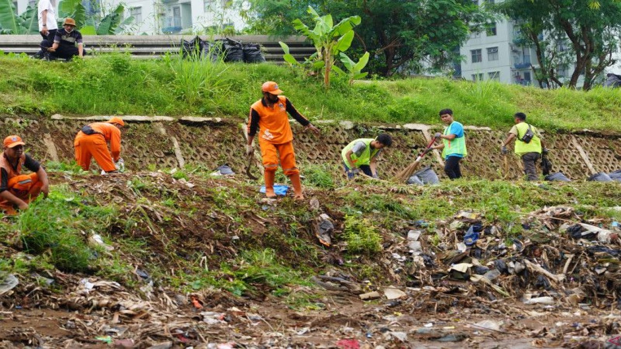 Kegiatan operasi semut Ciliwung di bantaran Sungai Ciliwung, Jakarta. ANTARA/HO-Ditjen SDA