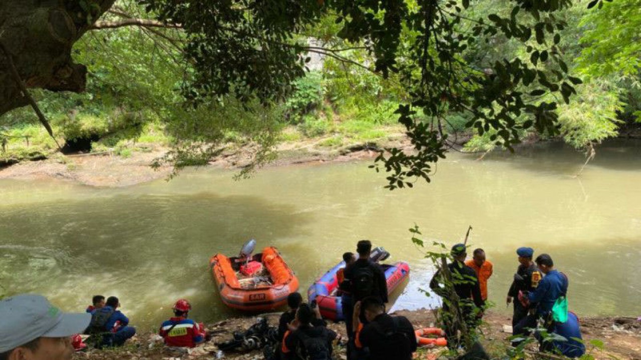 Ratusan petugas gabungan telusuri keberadaan dua anak panti asuhan yang hanyut di Kali Ciliwung, Jakarta, Senin (16/1/2023). ANTARA/Luthfia Miranda Putri
