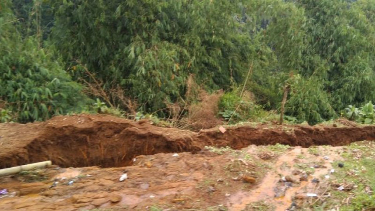 Pergerakan tanah menyebabkan patahan yang cukup dalam di Desa Ciputri, Kecamatan Pacet, Cianjur, Jawa Barat, mengancam perkampungan warga, Senin (16/1/2023). (ANTARA/Ahmad Fikri)