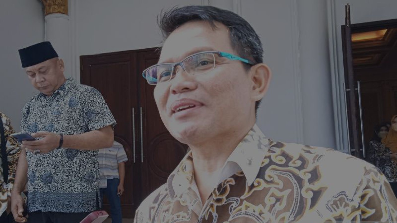 Kepala Bappelitbangda Kabupaten Cirebon Dangi memberi keterangan kepada media di Cirebon, Jawa Barat, Kamis (12/1/2023). (ANTARA/Khaerul Izan)