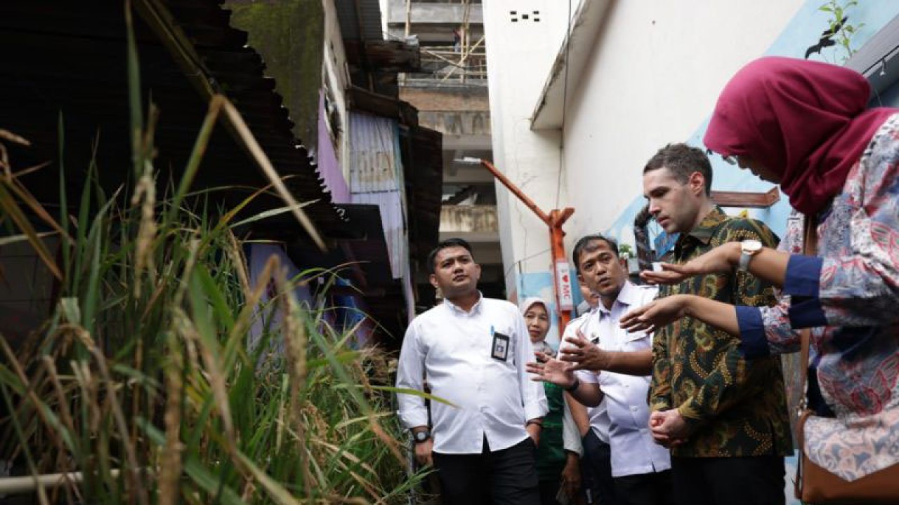 Deputi Politik dan Ekonomi di Konsulat Jenderal Amerika Serikat Clint Shoemake saat berkunjung ke salah satu Lorong di Makassar untuk melihat secara langsung konsep program Lorong Wisata Pemkot Makassar. ANTARA/HO/Pemkot Makassar