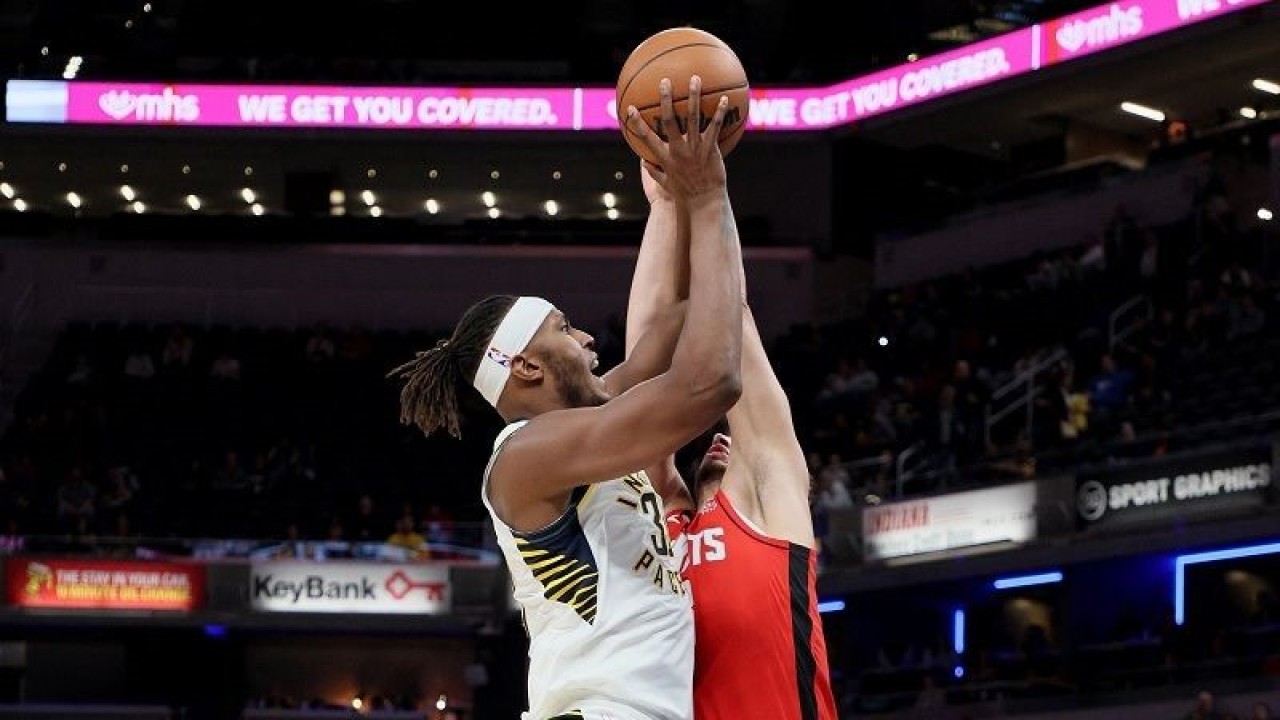 Foto arsip - Pebasket Indiana Pacers Myles Turner (kiri) berusaha mencetak angka dalam pertandingan pramusim NBA melawan Houston Rockets di Gainbridge Fieldhouse, Indianapolis, Amerika Serikat, Jumat (14/10/2022). (ANTARA/AFP/GETTY IMAGES/Andy Lyons)