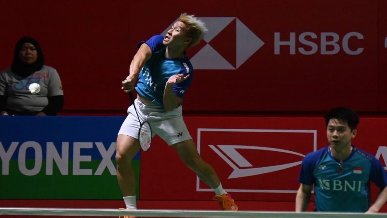 Pebulu tangkis ganda putra Indonesia Marcus Gideon (tengah) didampingi rekannya Kevin Sanjaya (kanan) melakukan smash ke arah pebulu tangkis ganda putra China Liu Yu Chen dan Ou Xuan Yi dalam babak 16 besar turnamen Daihatsu Indonesia Masters 2023 di Istora Gelora Bung Karno, Jakarta, Kamis (26/1/2023). The Minions gagal lolos ke babak selanjutnya karena memutuskan untuk mundur atau retired di set ketiga akibat cedera yang dialami Marcus Gideon saat ganda China unggul dengan skor 19 - 21, 21-8 dan 11-6. ANTARA FOTO/Indrianto Eko Suwarso/hp.