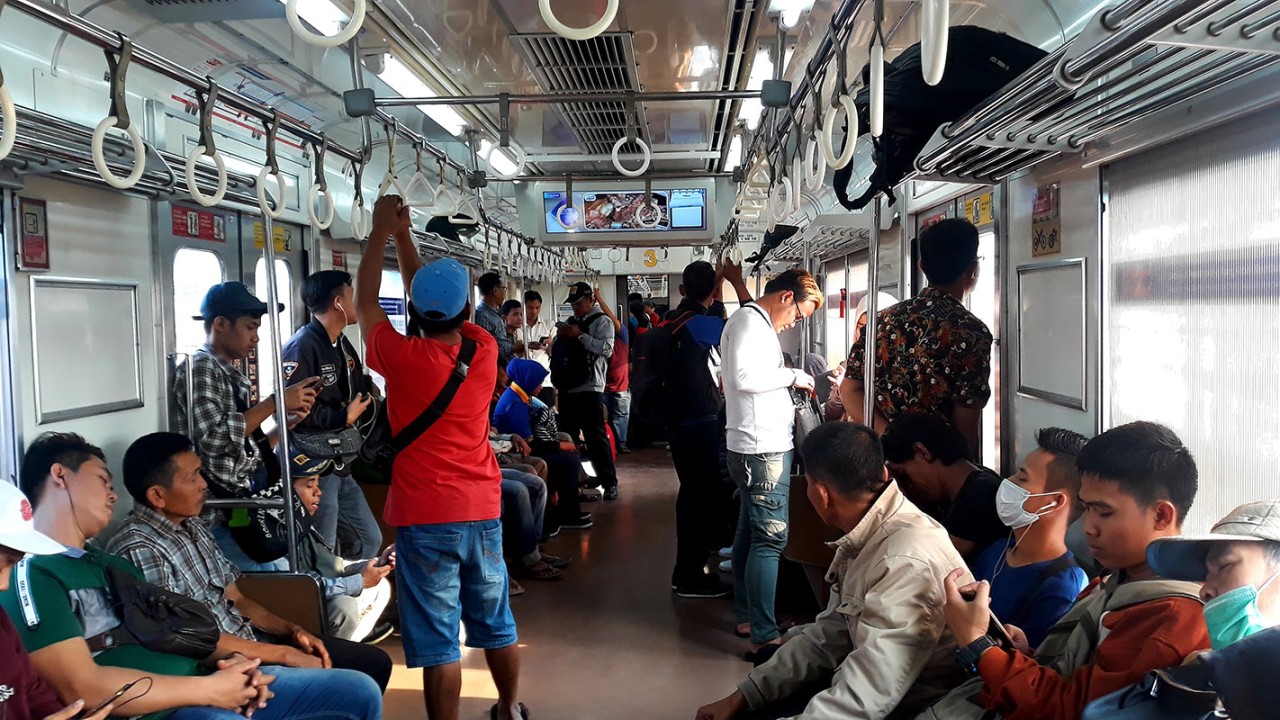 Suasana di dalam gerbong KRL/ist