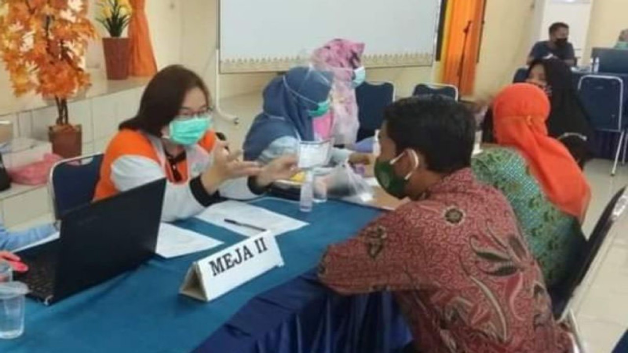 Vaksinasi COVID-19 terus dilakukan di masa pandemi untuk meningkatkan kekebalan tubuh. (ANTARA/ Donatus Dasapurna)