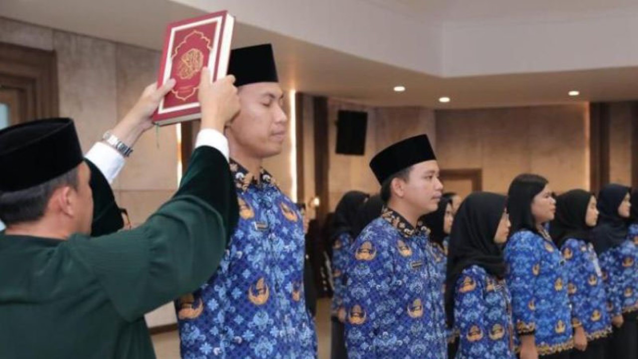 Ilustrasi, Pelantikan dan pengambilan sumpah jabatan 35 Calon Pegawai Negeri Sipil (CPNS) formasi Tahun 2021 di Pangkalpinang. ANTARA (Aprionis)