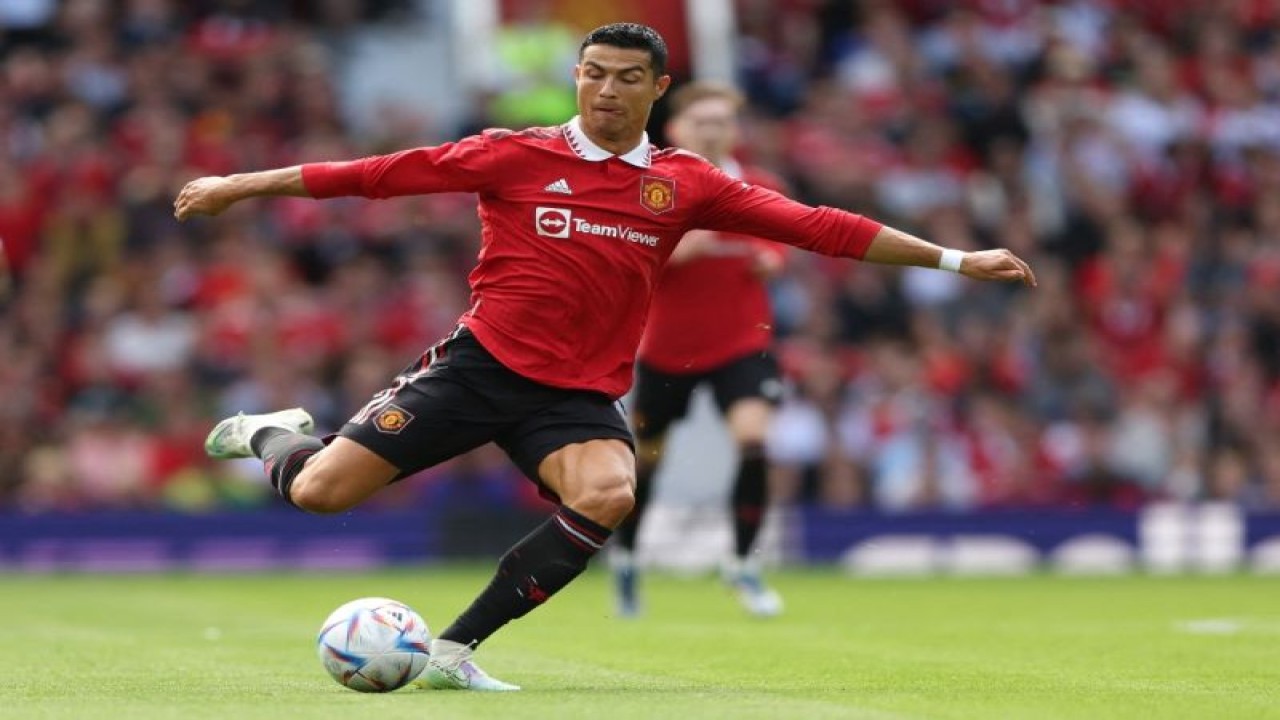 Cristiano Ronaldo saat bermain bersama Manchester United dalam laga persahabatan melawan Rayo Vallecano di Old Trafford, Manchester, 31 Juli 2022. Ronaldo meneken kontrak bermain bersama klub Saudi, Al Nassr, pada 30 Desember 2022. (AFP/NIGEL RODDIS)