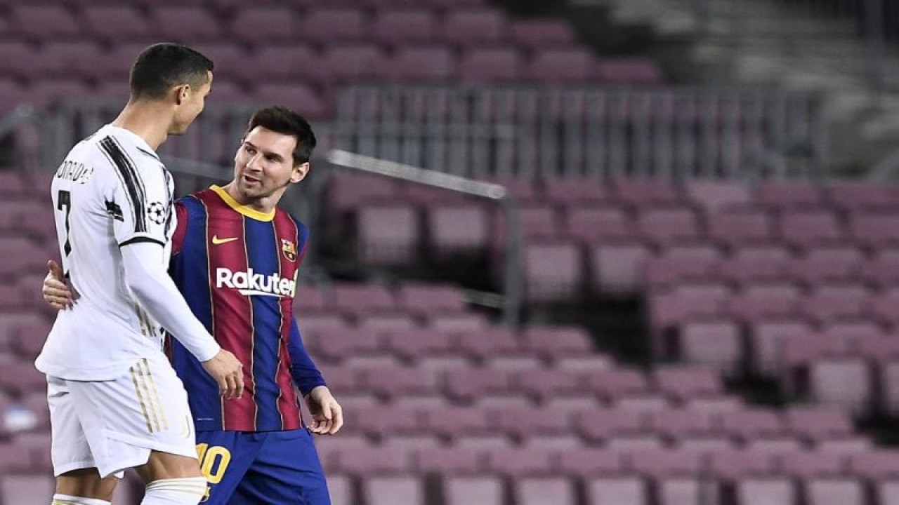 Foto arsip - Cristiano Ronaldo dan Lionel Messi sebelum pertandingan Liga Champions antara Barcelona dan Juventus di Stadion Camp Nou di Barcelona pada 8 Desember 2020. (Photo by Josep LAGO / AFP) (AFP/JOSEP LAGO)