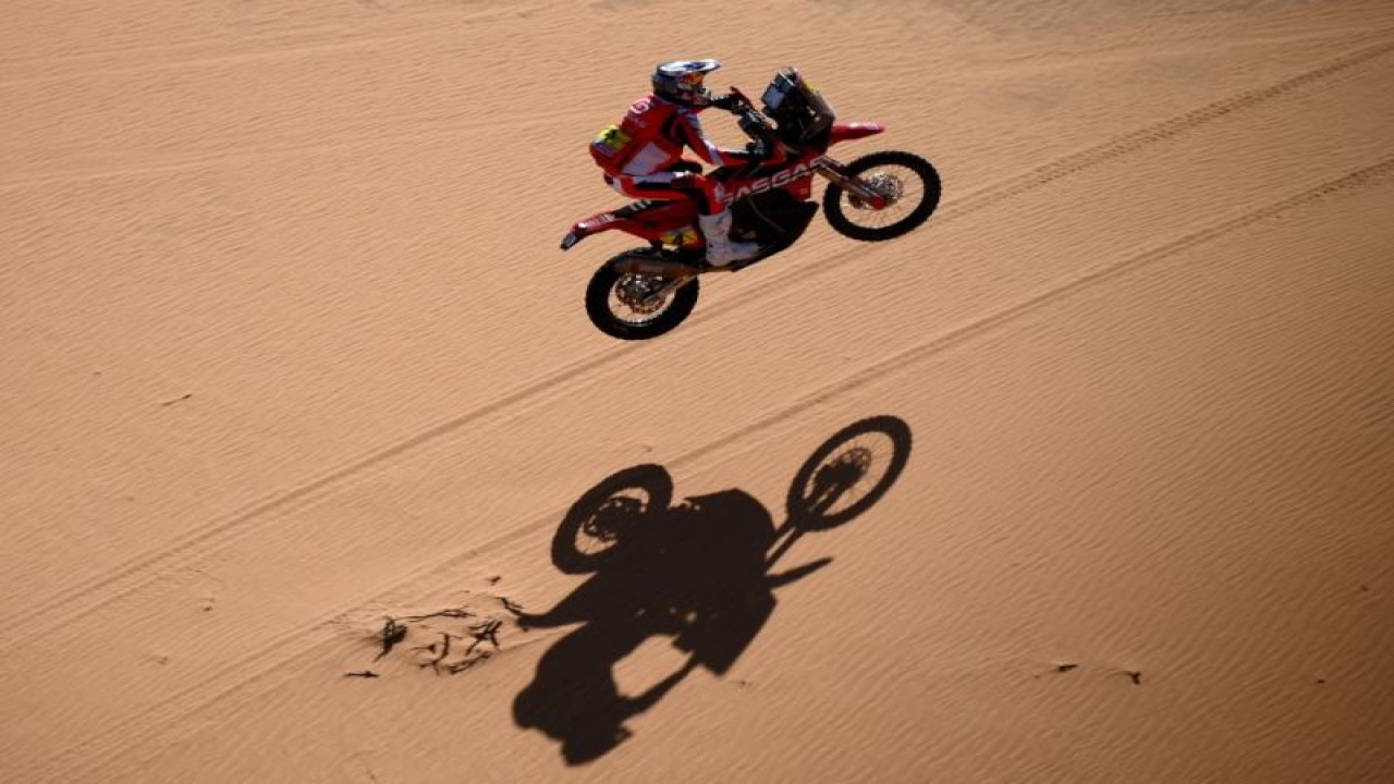 Crosser Australia Daniel Sanders menjalani etape 4 Reli Dakar 2022 menempuh rute dari Al-Qaysumah ke Riyadh, Arab Saudi. (5/1/2022). ANTARA/AFP/FRANCK FIFE