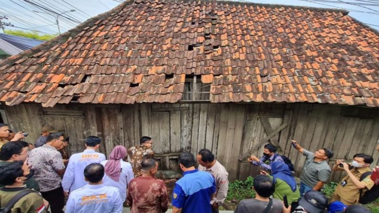 PT Bukit Asam Tbk bekerja sama dengan Forum CSR Kesejahteraan Sosial Sumatera Selatan dan Dinas Perumahan Rakyat & Kawasan Permukiman setempat memberikan bantuan bedah rumah untuk empat unit rumah tak layak huni di Palembang (ANTARA/HO-PTBA/2023)