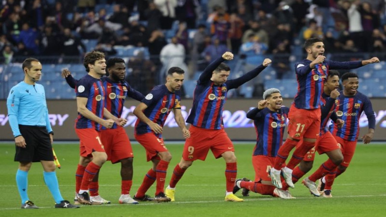 Foto arsip - Para pemain Barcelona saat laga semifinal Piala Super Spanyol melawan Real Betis di King Fahd International Stadium, Riyadh, Arab Saudi, 12 Januari 2023. (AFP/GIUSEPPE CACACE)