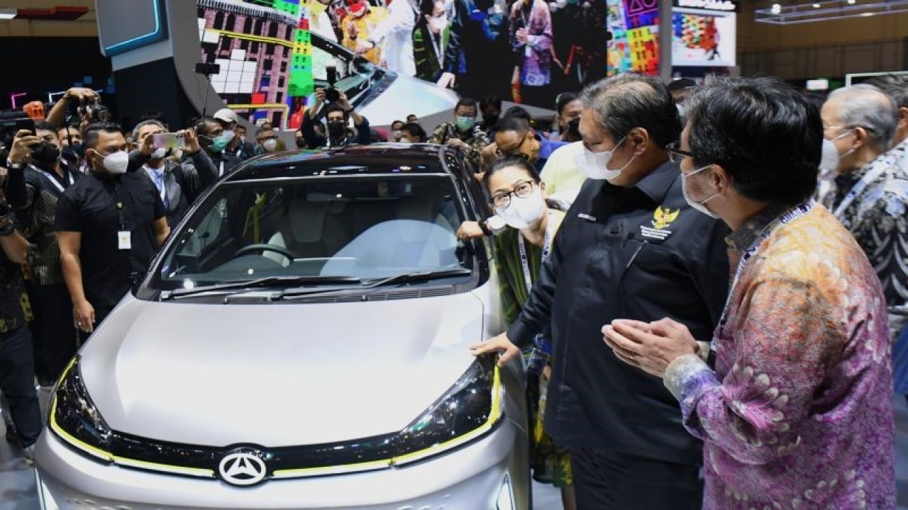 Menko Perekonomian Airlangga Hartanto (kedua kanan) melihat mobil listrik Daihatsu Ayla EV usai membuka GIIAS 2022 di ICE BSD, Tangerang, Banten, Kamis (11/8/2022). ANTARA FOTO/Hafidz Mubarak (ANTARA FOTO/Hafidz Mubarak A)