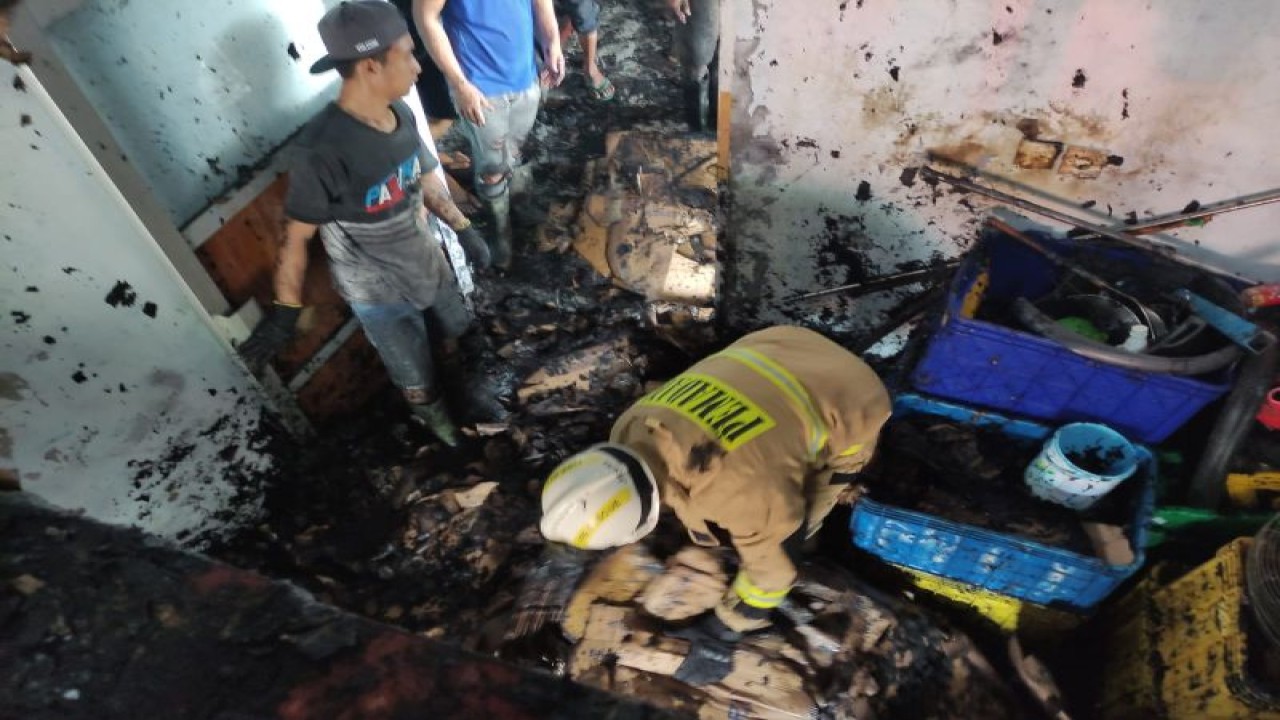 Petugas damkar dibantu aparat dan warga melakukan upaya pemadaman kebakaran di blok gudang penyimpanan kardus, kompleks Cold Storage ikan laut di kawasan Pelabuhan Prigi, Trenggalek, Kamis (5/1/2023) (ANTARA/HO - Damkar Trenggalek)