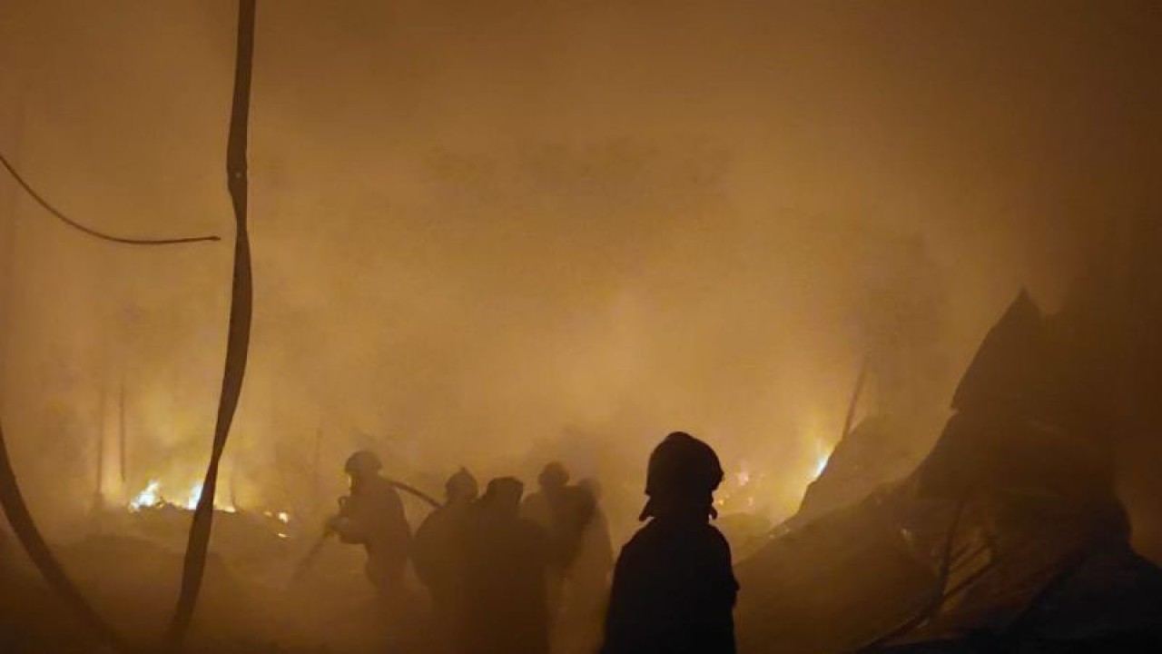 Petugas Damkar Kabupaten Tangerang, Provinsi Banten, saat melakukan proses pemadaman api yang membakar sebuah pabrik di Tangerang, Kamis (19/1/2023).(FOTO ANTARA/HO-BPBD Kabupaten Tangerang)