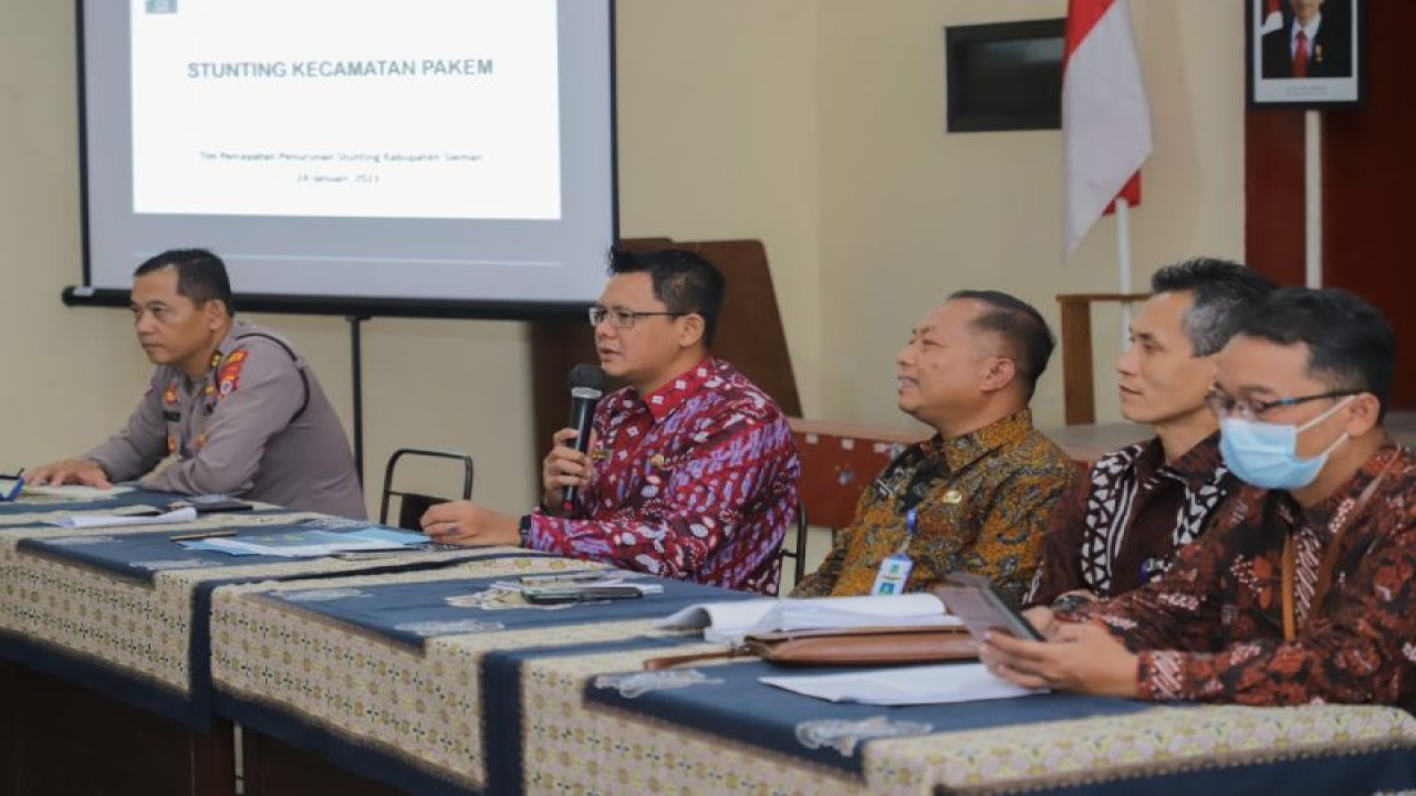 Wakil Bupati Sleman Danang Maharsa saat memberikan arahan pada rapat Percepatan Penurunan Stunting (TPPS) Kapanewon Pakem di Kelurahan Purwobinangun, Selasa (24/1/2023). ANTARA/HO-Bagian Prokopim Setda Sleman