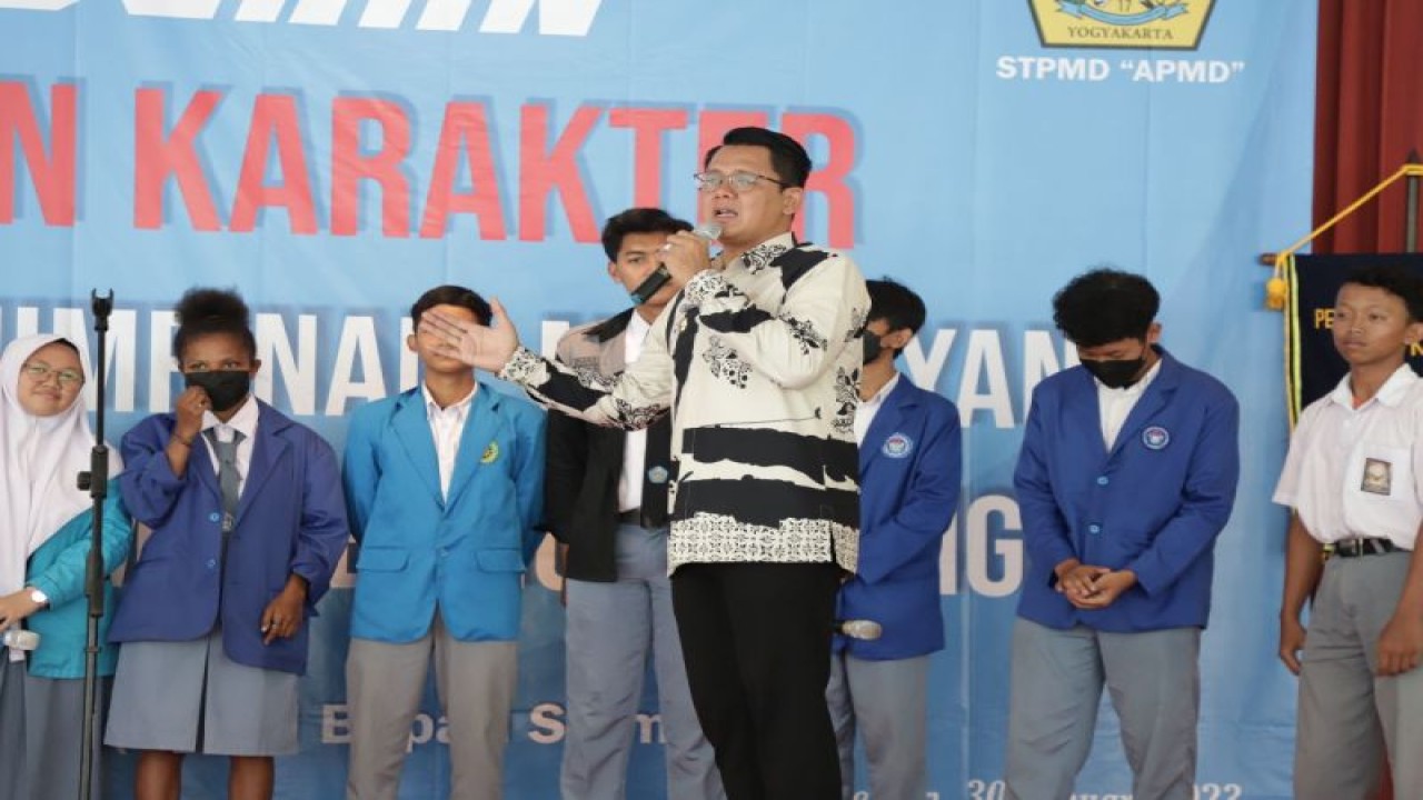 Wakil Bupati Sleman Danang Maharsa saat memberikan arahan pada sarasehan yang diselenggarakan Badan Kesbangpol Sleman bekerja sama dengan STPMD Yogyakarta dengan mengusung tema "Membentuk Kepemimpinan Muda yang Berkarakter Dalam Membangun Bangsa”, di Gedung Serbaguna Sleman, Senin (30/1/2023). ANTARA/HO-Bagian Prokopim Setda Sleman