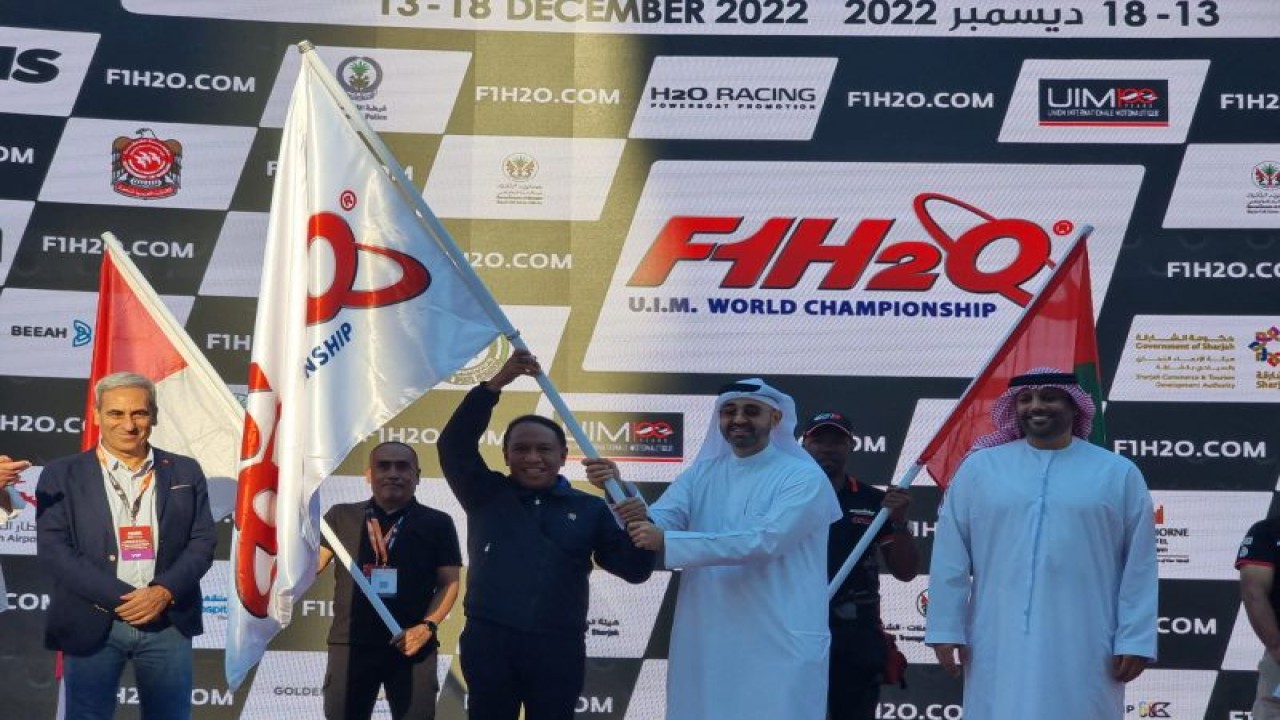 Foto arsip - Menpora Zainudin Amali menerima handover ceremony keketuaan dari Uni Emirat Arab (UEA) yang diwakili Chairman Of Sharjah Commerce and Tourism Development Authority Negara Bagian Sharjah Mr. Khalid Al-Midfa sebagai tuan rumah F1 Power Boat 2023 di Danau Toba, Sumatra Utara, Sabtu (17/12/2022). (ANTARA/HO-Kemenpora)