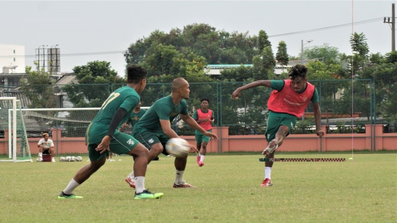 Arsip - Pemain Persebaya Dandi Maulana (kedua kiri) menghalangi Alwi Slamat (kanan) saat berlatih di Lapangan THOR, Surabaya, Senin (21/11/2022). (ANTARA/Naufal Ammar Imaduddin)