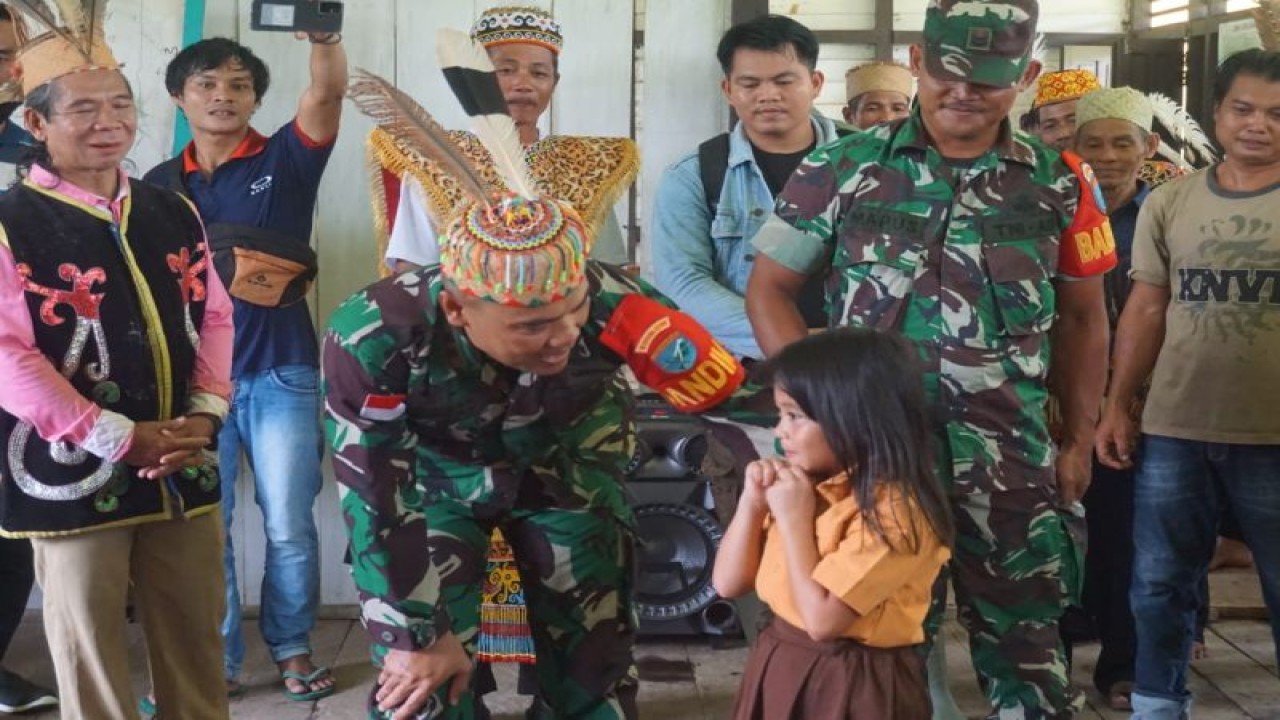 Dandim 1206 Putussibau Letkol Inf Sri Widodo memberikan motivasi kepada pelajar sekolah dasar di Nanga Salin Desa Kareho, Kecamatan Putussibau Selatan daerah pedalaman di wilayah Kapuas Hulu Kalimantan Barat. ANTARA/HO-Pendim 1206/Psb (Teofilusianto Timotius)