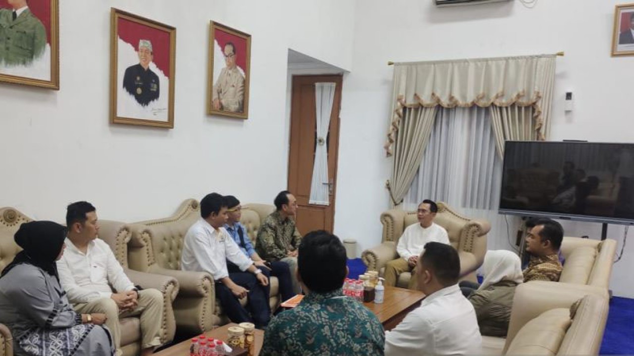 Penjabat Bupati Bekasi Dani Ramdan menerima kunjungan perwakilan pengusaha asal Korea Selatan dan pengurus Kamar dagang industri Kabupaten Bekasi membahas kerja sama program Sister City di Rumah Dinas Bupati Bekasi pada Rabu (18/1/2023). (ANTARA/HO-Pemkab Bekasi).
