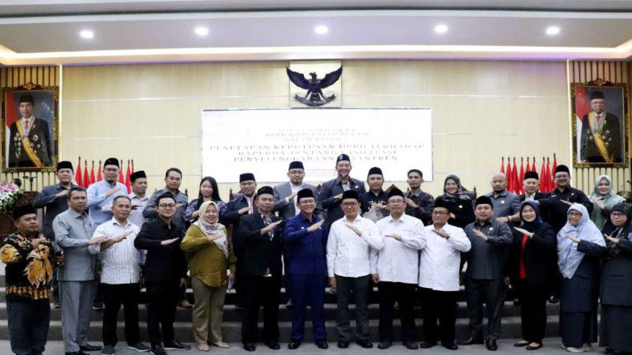 Penjabat Bupati Bekasi Dani Ramdan berfoto bersama anggota DPRD Kabupaten Bekasi usai pengesahan bersama peraturan daerah terkait fasilitasi penyelenggaraan pondok pesantren melalui Rapat Paripurna di Gedung DPRD Kabupaten Bekasi, Jabar, Selasa (24/01/2023). (FOTO ANTARA/Pradita Kurniawan Syah).