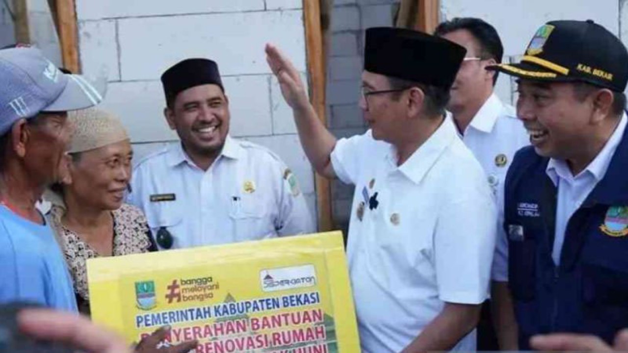 Penjabat Bupati Bekasi Dani Ramdan saat meninjau program renovasi rumah tidak layak huni melalui skema bantuan pemerintah daerah yang bersumber dari APBD 2022. (ANTARA/Pradita Kurniawan Syah).