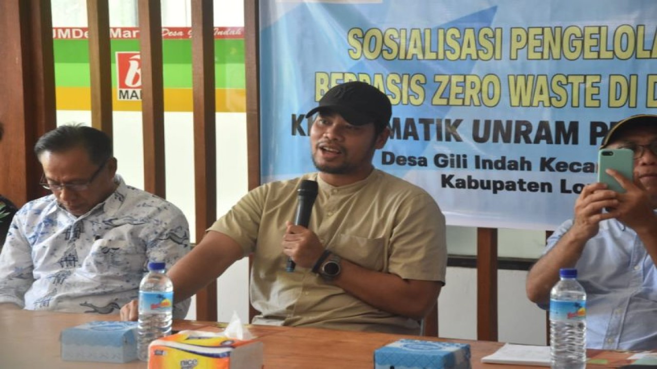Wakil Bupati Lombok Utara Danny Karter Febrianto R (tengah), dalam sosialisasi pengelolaan sampah berbasis nihil sisa (zero waste) di Desa Gili Indah, Kecamatan Pemenang, Lombok Utara, Nusa Tenggara Barat. (ANTARA/HO-Humas Lotara)