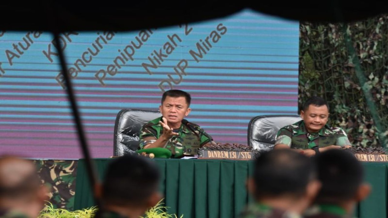 Danrem 131/Santiago Brigjen TNI Mukhlis, didampingi Kasrem Kolonel Inf Hengki Yuda Setiawan memberikan arahan kepada Prajurit dan PNS. ANTARA/HO-Penrem (1)