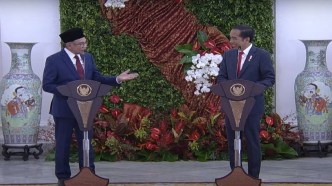 Tangkapan layar Perdana Menteri Malaysia Dato' Seri Anwar Ibrahim (kiri) bersama Presiden RI Joko Widodo menyampaikan keterangan pers bersama di Istana Kepresidenan Bogor, Jawa Barat, Senin (9/1/2023). (ANTARA/Gilang Galiartha)