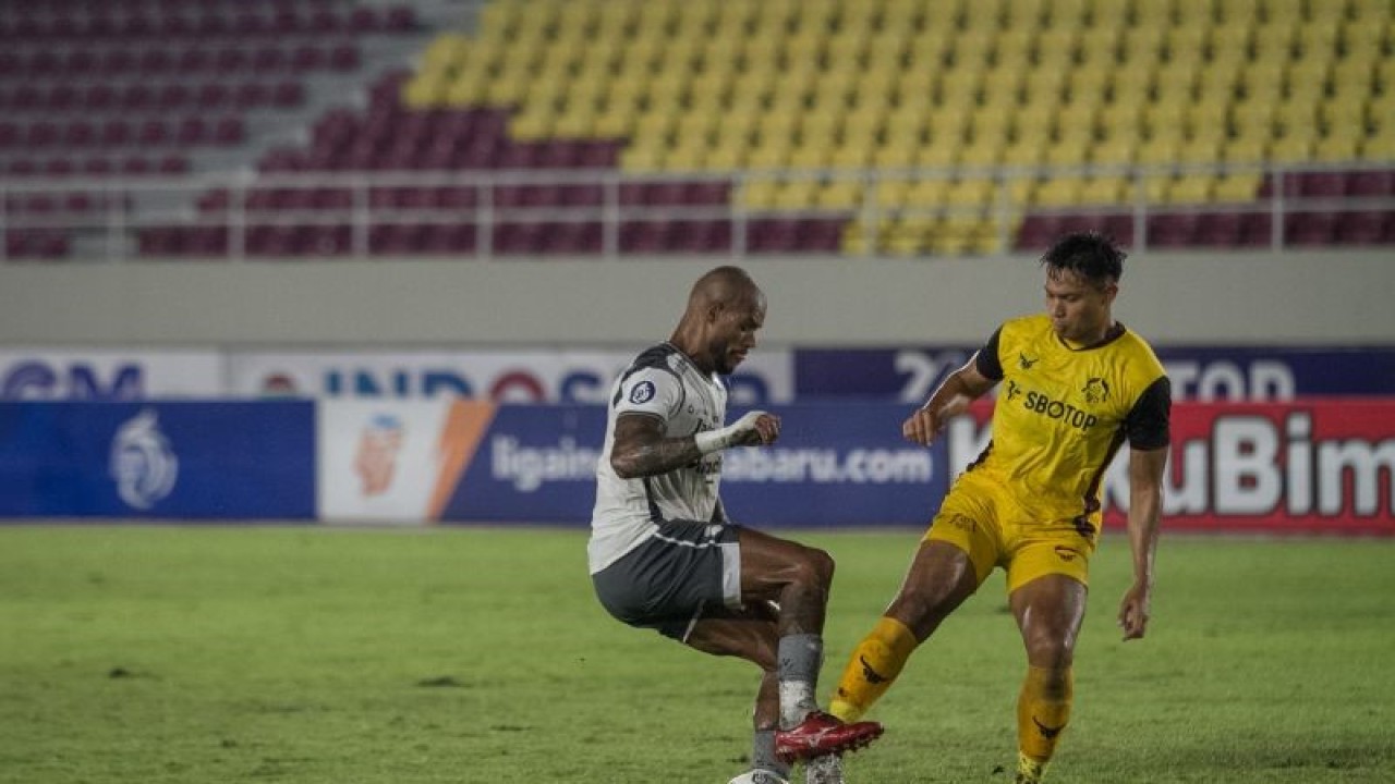 Pesepak bola Persib Bandung David Aparecido Da Silva (kiri) berebut bola dengan pesepak bola Persikabo 1973 Andy Setyo Nugroho (kanan) pada pertandingan BRI Liga 1 di Stadion Manahan, Solo, Jawa Tengah, Sabtu (24/12/2022). ANTARA FOTO/Mohammad Ayudha/rwa. (ANTARA FOTO/MOHAMMAD AYUDHA)