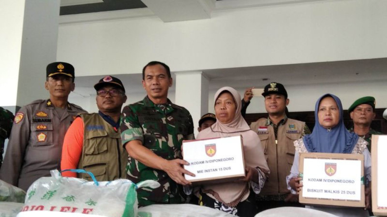 Kepala Staf Kodam IV/Diponegoro Brigjen TNI Deddy Suryadi secara simbolis menyerahkan bantuan untuk korban banjir kepada perwakilan pengungsi di gedung DPRD Kabupaten Kudus, Jawa Tengah, Selasa (10/1/2023). (ANTARA/Akhmad Nazaruddin Lathif)