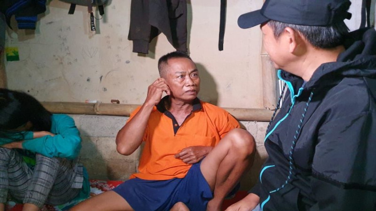 Anggota DPR RI Dedi Mulyadi (kanan) saat melakukan aksi penyamaran untuk membantu masyarakat yang terlilit utang. (ANTARA/Dok Dedi Mulyadi)