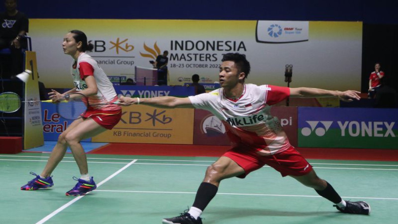 Dejan Ferdinansyah (kanan) dan Gloria Emanuelle Widjaja (kiri). ANTARA FOTO/Ari Bowo Sucipto/nym.