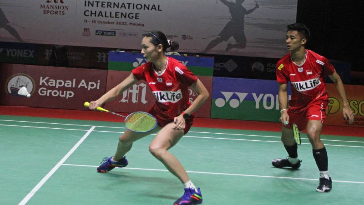 Foto arsip - Pebulu tangkis ganda campuran Indonesia, Dejan Ferdinansyah (kanan) dan Gloria Emanuelle Widjaja (kiri) berusaha mengembalikan kok ke arah lawannya pebulu tangkis China, Zen Bang Jiang/Ya Xin Wei dalam final Bulu Tangkis Indonesia International Challenge 2022 di Platinum Arena, Malang, Jawa Timur, Minggu (16/10/2022). Dejan/Gloria menjadi juara ganda campuran setelah menang dengan skor 2-0 (21-18, 22-20). ANTARA FOTO/Ari Bowo Sucipto/foc.