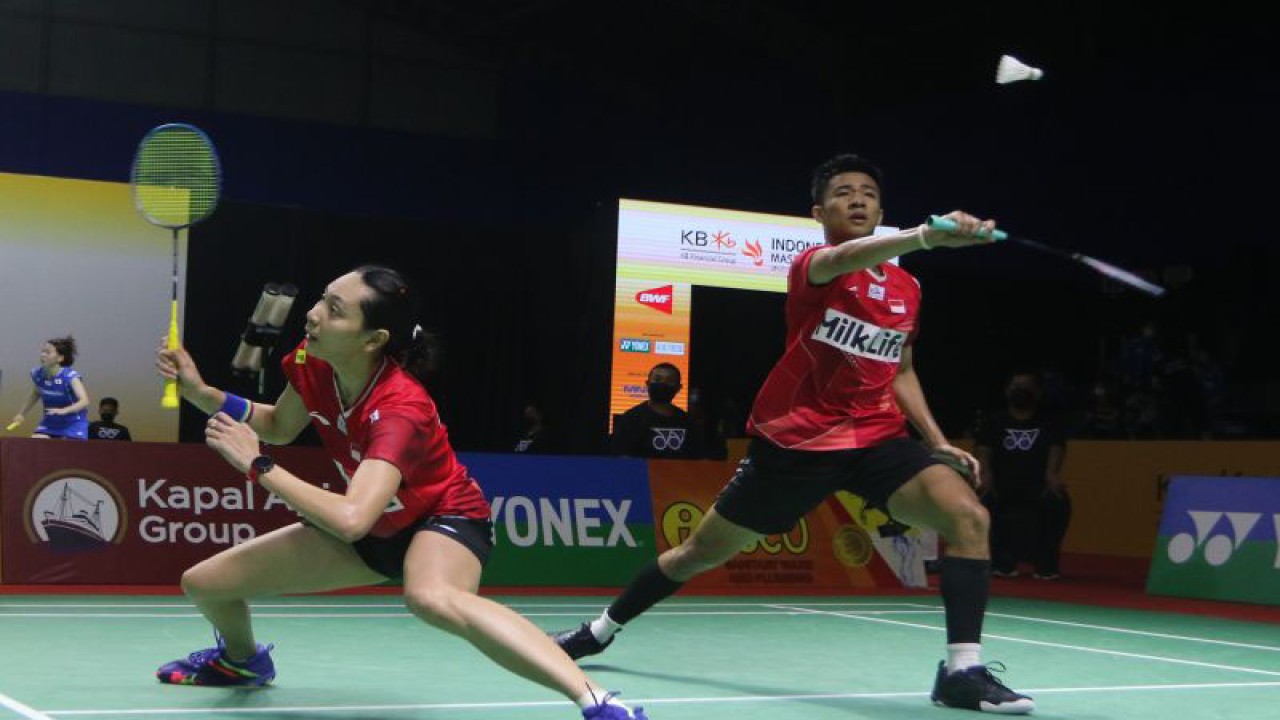 Dejan Ferdinansyah (kanan) dan Gloria Emanuelle Widjaja (kiri) . ANTARA FOTO/Ari Bowo Sucipto/nz